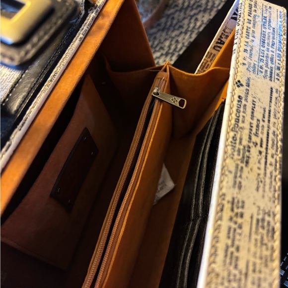 Patricia Nash Black and Cream Newspaper Print Crossbody Bag - Picture 4 of 9